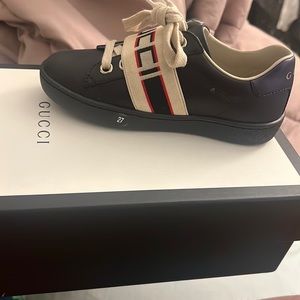 Kids Gucci Shoe sz 27/10us.